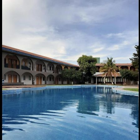 Hotel Camelinas Apatzingán de la Constitución Eksteriør bilde