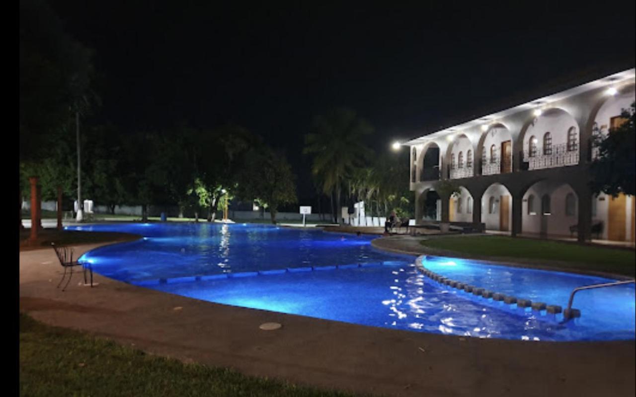 Hotel Camelinas Apatzingán de la Constitución Eksteriør bilde